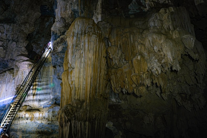 Khám phá hang Tú Làn