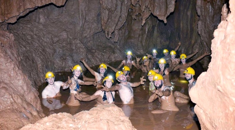 Trải nghiệm tắm bùn tại Hang Tối