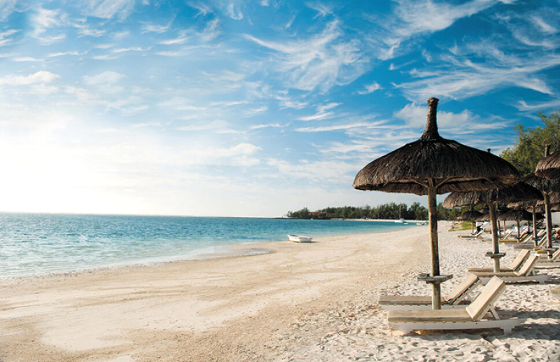 Bãi cát vàng, biển Nhật Lệ xanh biếc.