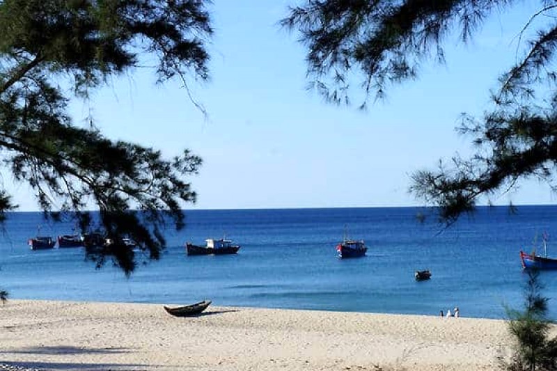 Đoàn thuyền ra khơi đánh cá