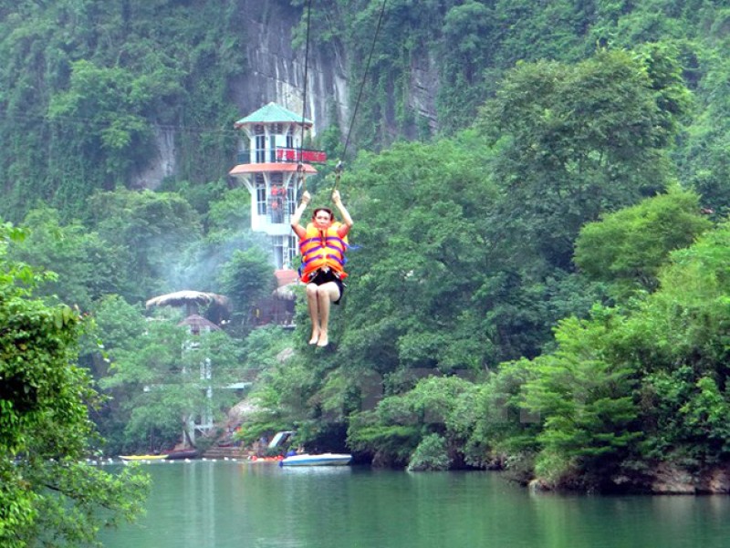 Đu Zipline tại sông Chày hang Tối