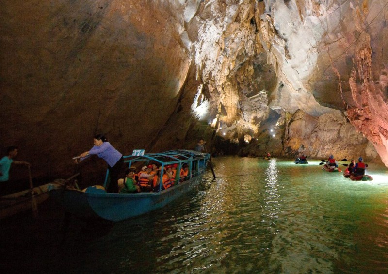 Khám phá Phong Nha bằng Kayak, ngoài tour truyền thống.