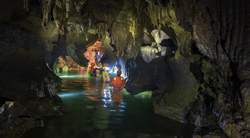 Khám phá Hang Chà Lòi 1 ngày