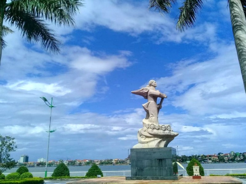 Giới thiệu về tượng đài Mẹ Suốt