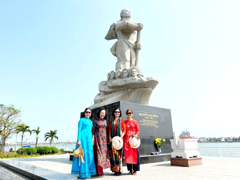 Điểm du lịch gần Tượng đài Mẹ Suốt