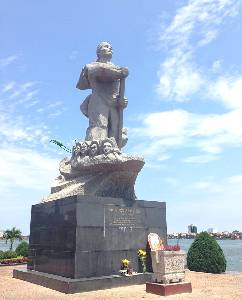 Tượng đài Mẹ Suốt