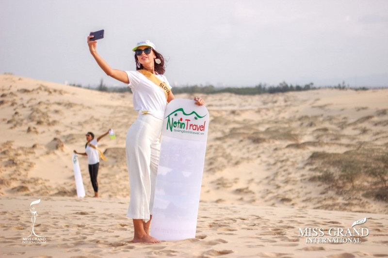 Chụp hình tại đồi cát Quang Phú