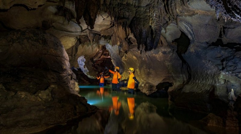 Khám phá hang Chà Lòi Quảng Bình