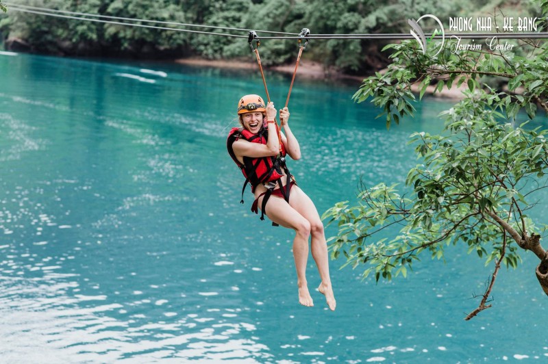 Zipline Sông Chày Hang Tối thu hút khách quốc tế.