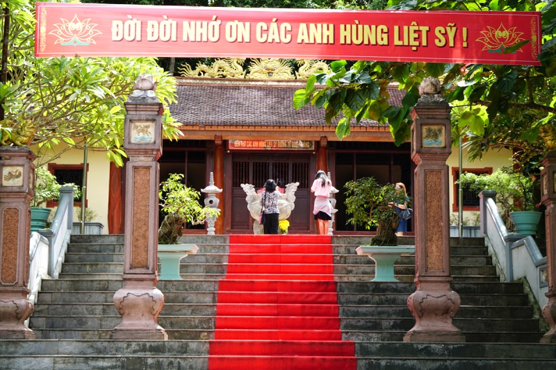 Đền Thờ Liệt Sỹ 20/9 & Hang Tám Cô