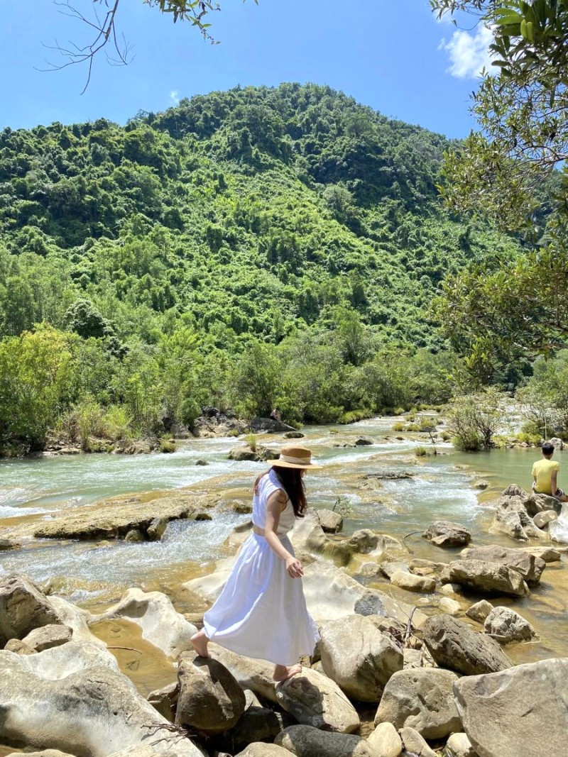 Tắm suối, ngắm cảnh Khe Nước Lạnh.