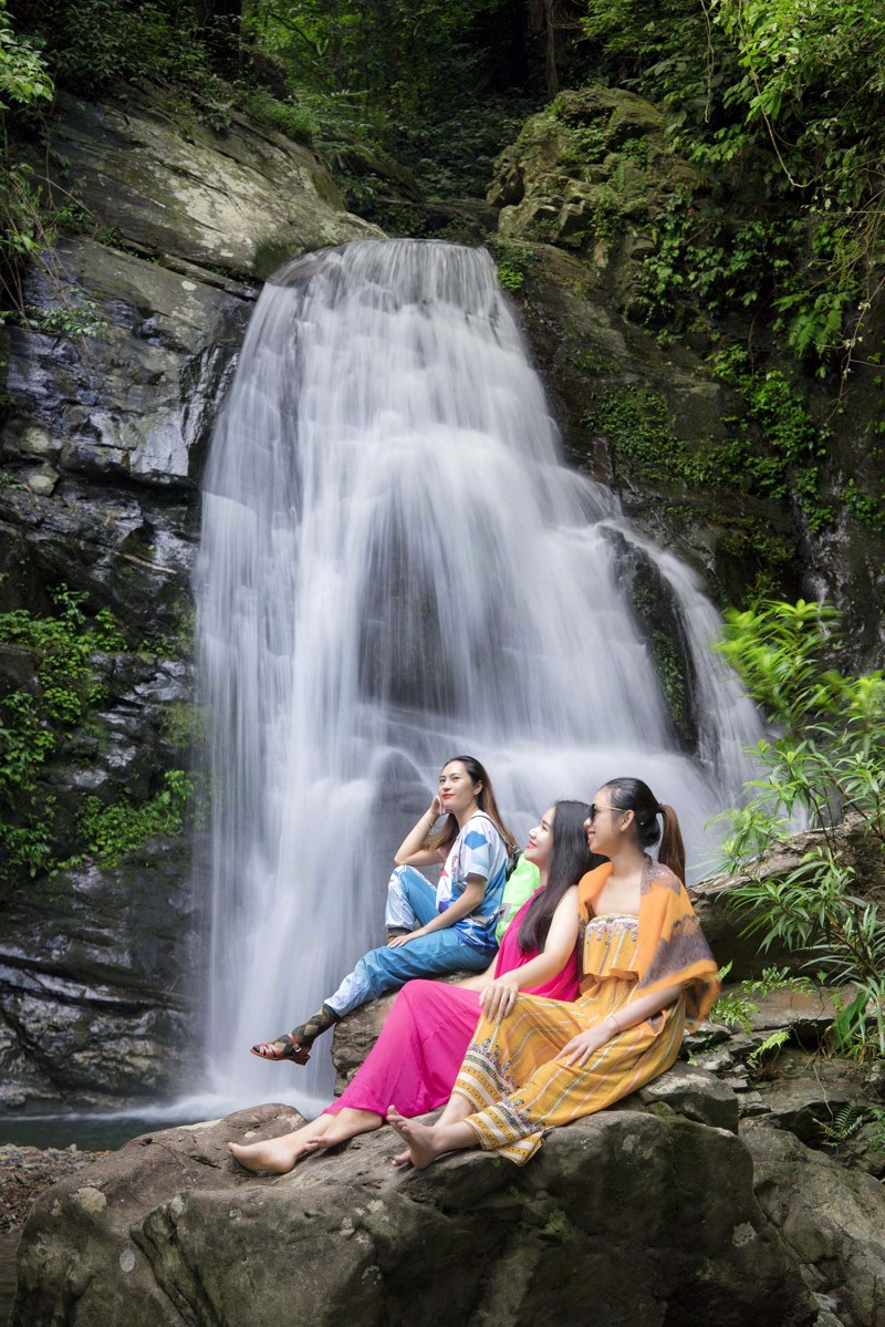 Khám phá thác nước Động Châu Khe.