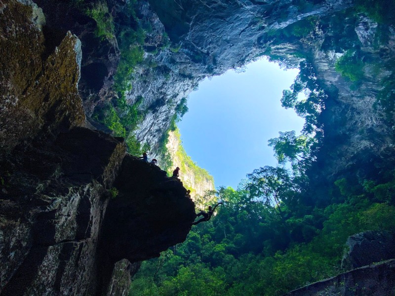 Khám phá hố sụt Kong.