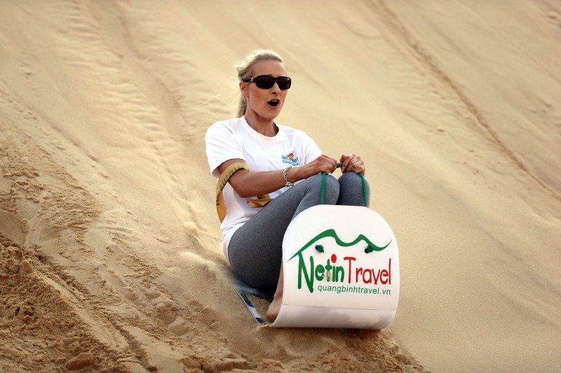 Du khách mê đắm cát Quang Phú.