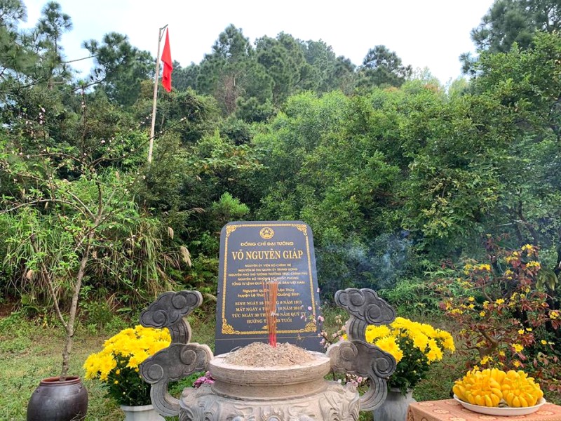 Vũng Chùa: Yên bình, thơ mộng.
