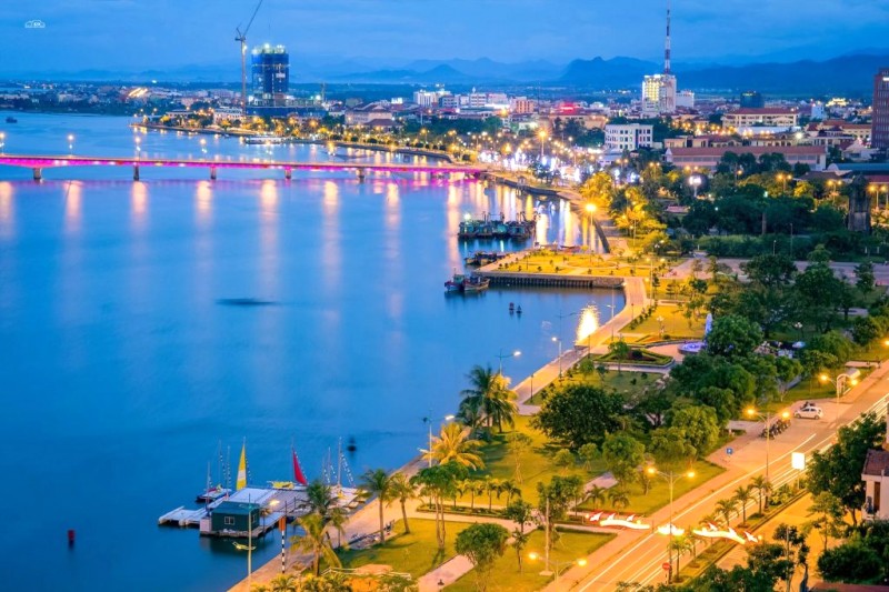 Di chuyển từ sân bay Đồng Hới vào thành phố.